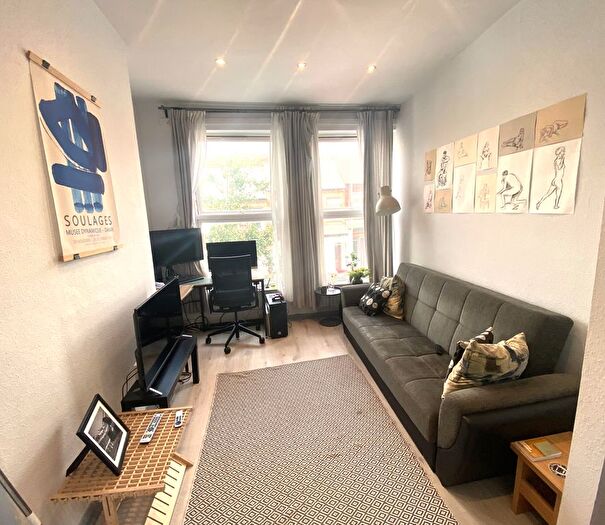 2 Bedroom Flat To Rent In Cricklewood Lane, Childs Hill, NW2