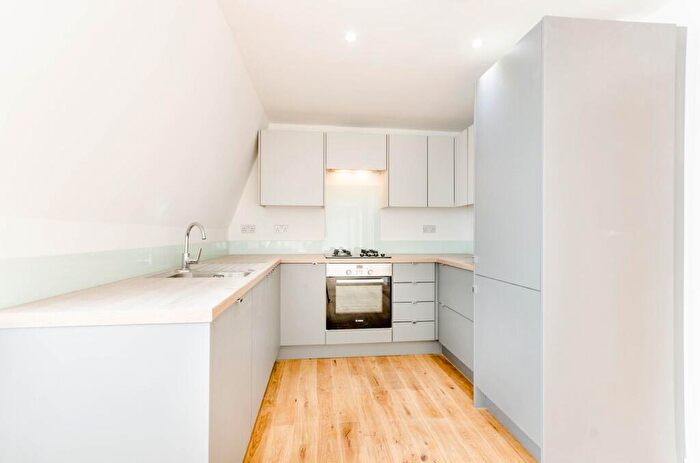 2 Bedroom Flat To Rent In St Johns Hill, St John's Hill, London, SW11