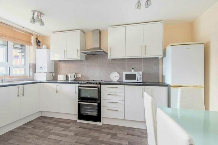 3 Bedroom Flat To Rent In Pedro Street, Hackney, E5
