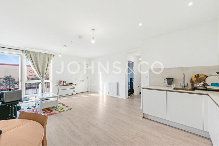 2 Bedroom Flat To Rent In Hayes Village, Hayes, London, UB3