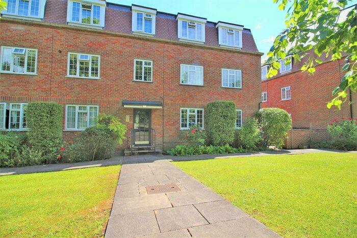 2 Bedroom Flat To Rent In Craigmount, Radlett, Hertfordshire, WD7