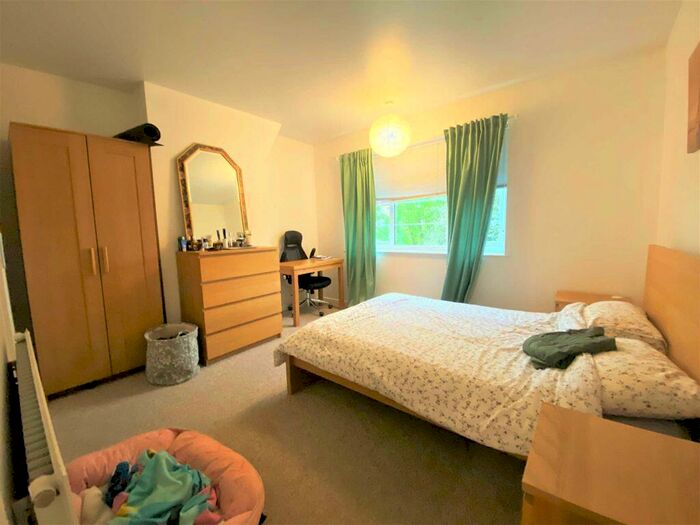 2 Bedroom Flat To Rent In St. James Lane, London, N10