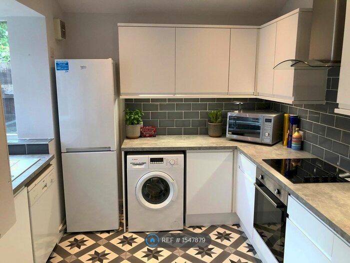 6 Bedroom Flat To Rent In Braemar Road, Manchester, M14