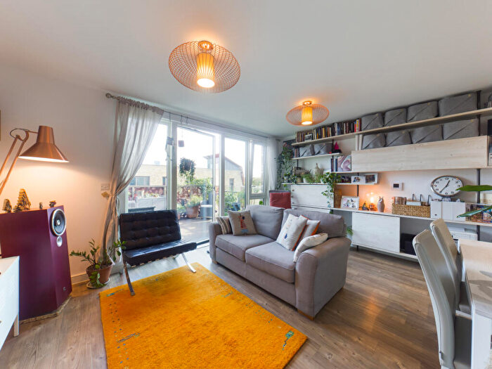 1 Bedroom Flat To Rent In Hawthorn House, Blondin Way, SE16