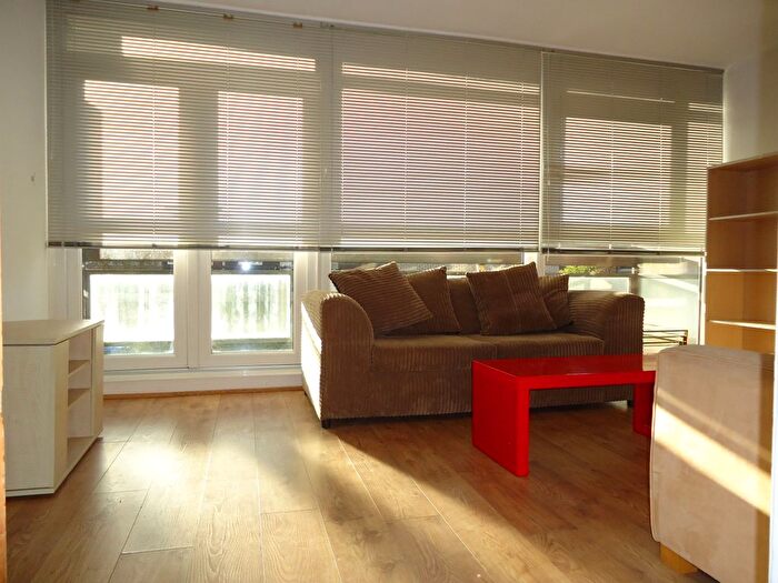 3 Bedroom Flat To Rent In Westbridge Road, London, SW11