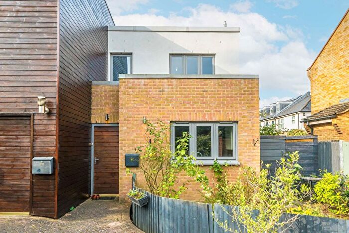 2 Bedroom Flat To Rent In Norwood Close, Twickenham, TW2