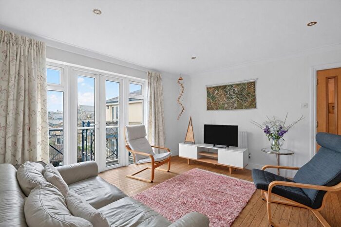 3 Bedroom Flat For Sale In Rubens Place, London, SW4
