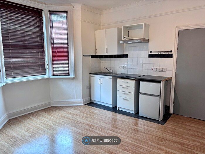 1 Bedroom Flat To Rent In Shelley St, Swindon, SN1