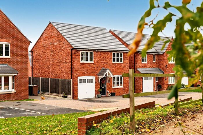 4 Bedroom Detached House For Sale In Ivatt Close, Midway, DE11