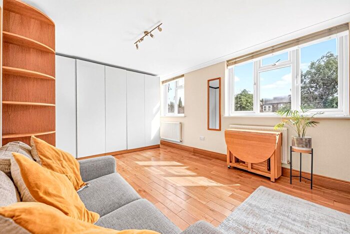 Studio For Sale In Walpole Close, Ealing, W13