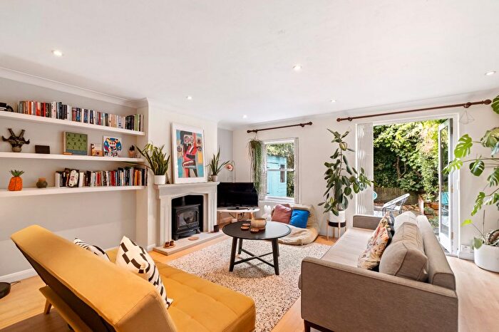 3 Bedroom Mews To Rent In Clock Tower Mews, Islington, N1