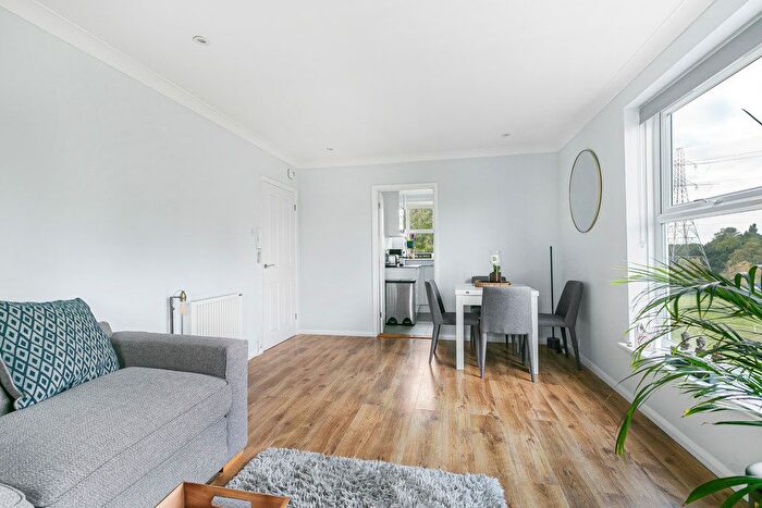 2 Bedroom Flat For Sale In Chertsey Road, Addlestone, Surrey, KT15