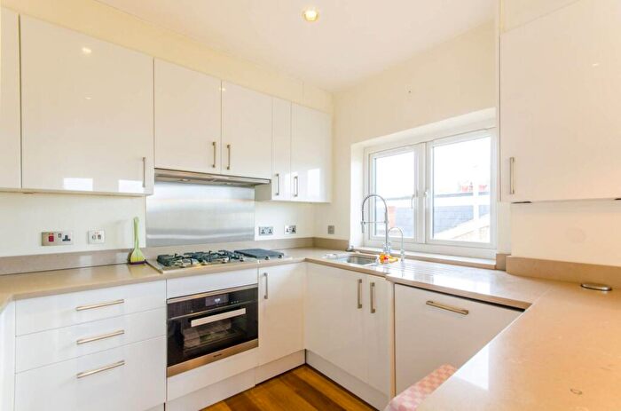 2 Bedroom Flat To Rent In Torrington Park, North Finchley, London, N12
