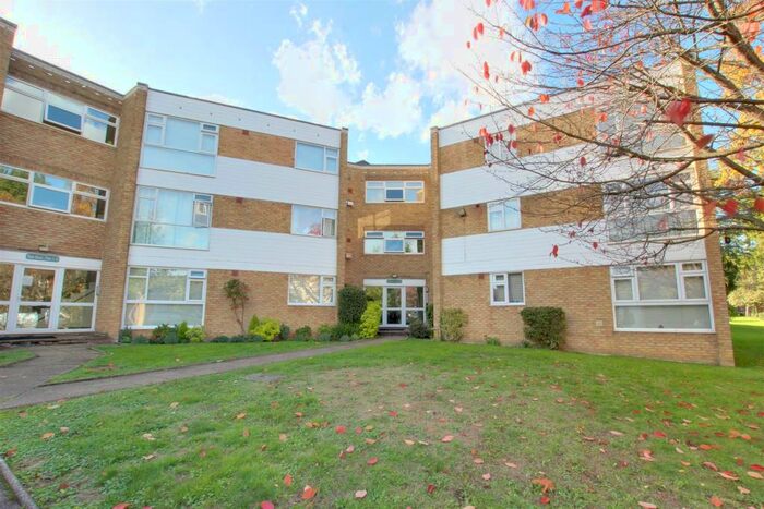 2 Bedroom Flat To Rent In Village Road, Enfield, EN1