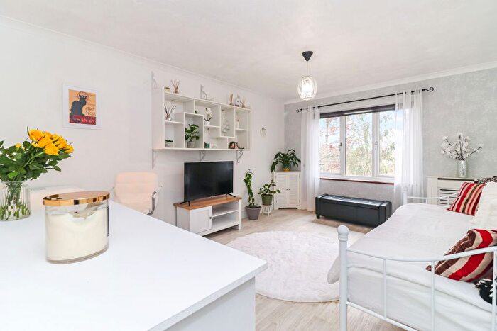 1 Bedroom Flat For Sale In Gell Close, Uxbridge, UB10