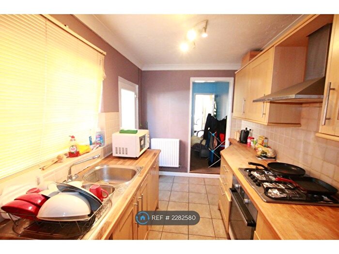 3 Bedroom Terraced House To Rent In Brighton Road, Reading, RG6