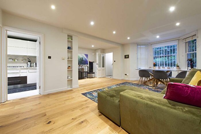 2 Bedroom Flat For Sale In St. Quintin Avenue, London, W10