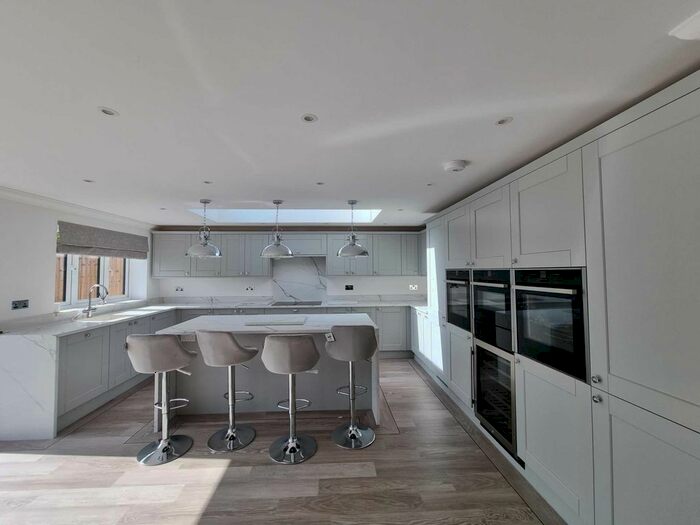 4 Bedroom Bungalow To Rent In Brookside Crescent, Potters Bar, EN6