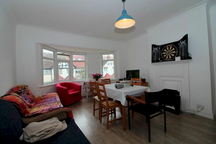 3 Bedroom Flat To Rent In St Marys Road, Golders Green, NW11