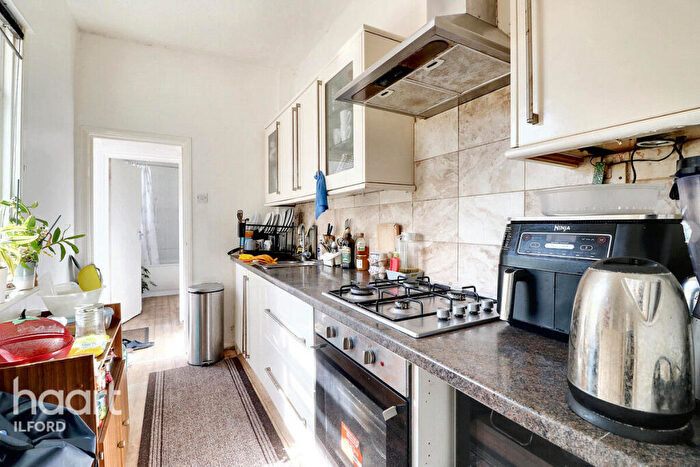 2 Bedroom Flat For Sale In Bathurst Road, Ilford, IG1