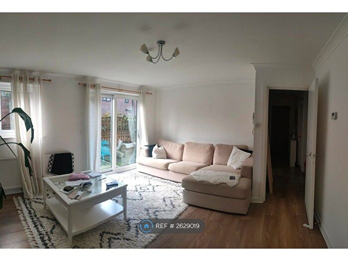 2 Bedroom Flat To Rent In Cedar Court, Manchester, M14