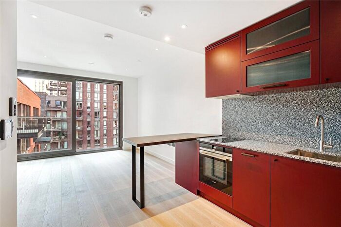 Apartment To Rent In Viaduct Gardens, London, SW11