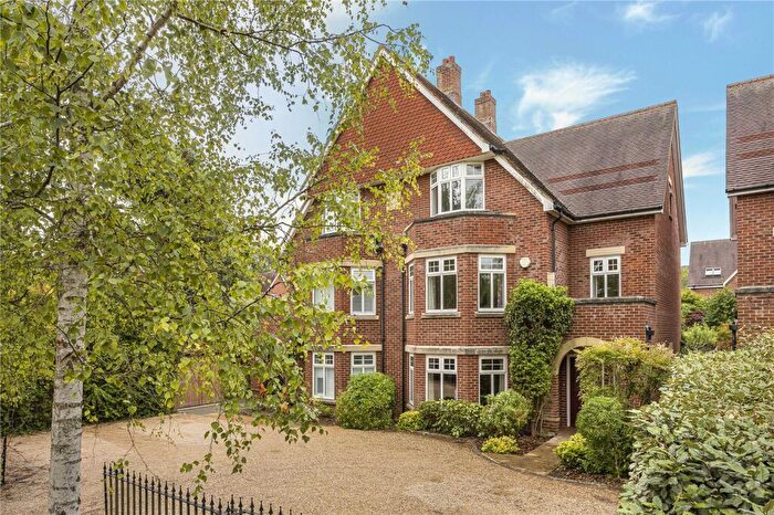 4 Bedroom Semi-Detached House For Sale In Stone Meadow, Waterways, OX2
