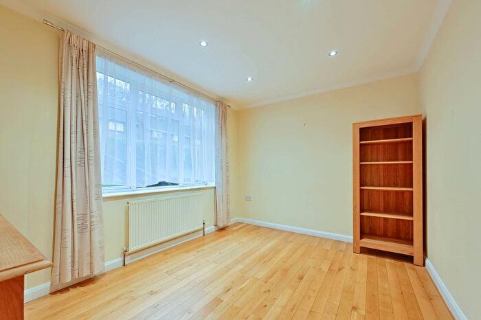 3 Bedroom Semi-Detached House To Rent In Bowring Green, Bushey, South Oxhey, WD19