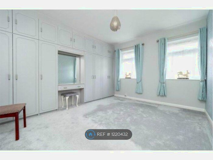 3 Bedroom Semi-Detached House To Rent In Gauntlett Road, Sutton, SM1