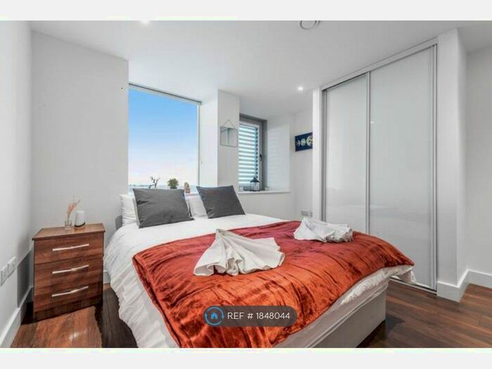 2 Bedroom Flat To Rent In Britannia Point, London, SW19