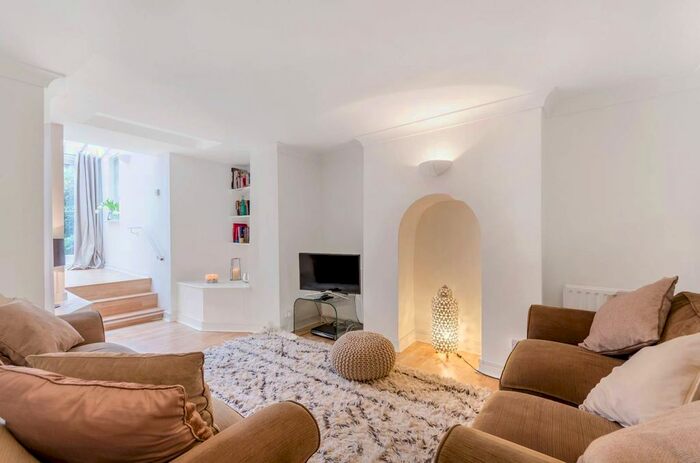 2 Bedroom Maisonette To Rent In Kingston Road, Wimbledon, London, SW19