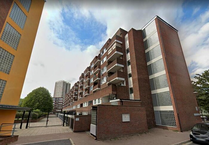 3 Bedroom Flat To Rent In Weatherley Close, Tower Hamlets, Bow, United Kingdom, E3