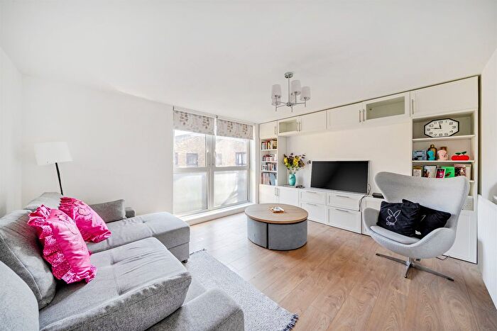 3 Bedroom Flat For Sale In Siward Road, London, SW17