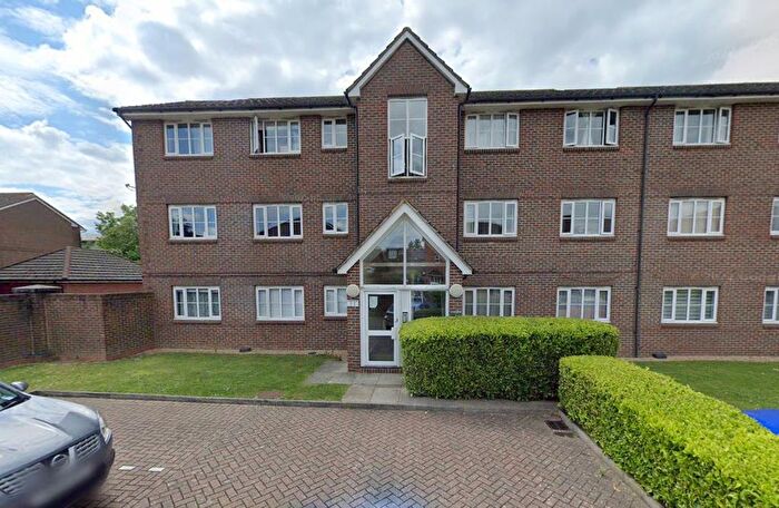 2 Bedroom Flat For Sale In Kensington Way, Borehamwood, WD6