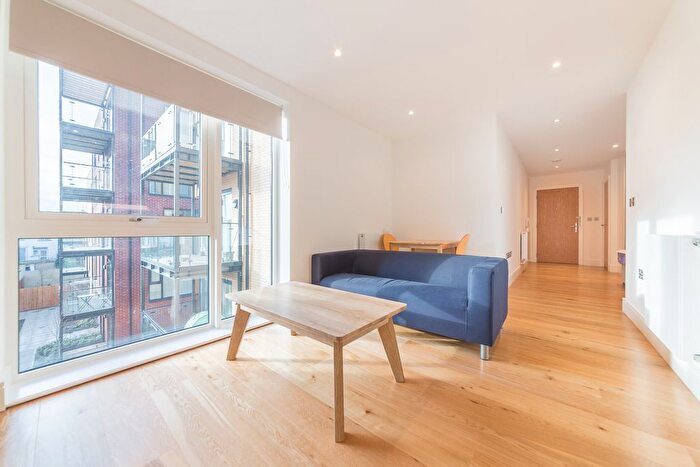 Studio To Rent In Grove Park, London, NW9