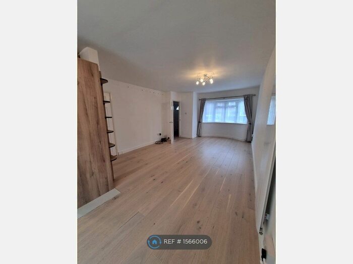 3 Bedroom Terraced House To Rent In Kingfisher Drive, Staines-Upon-Thames, TW18