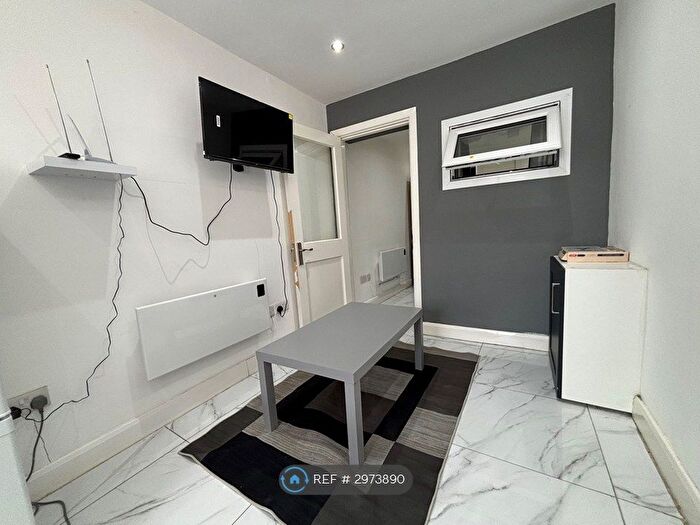 1 Bedroom Flat To Rent In Gledwood Drive, Hayes, UB4