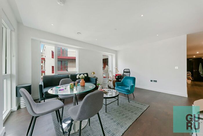 2 Bedroom Flat To Rent In Lexington Gardens, London, SW11