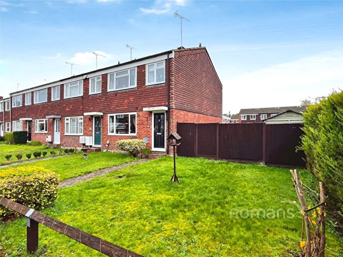 3 Bedroom End Terrace House For Sale In Pinewood Park, Farnborough, Hampshire, GU14