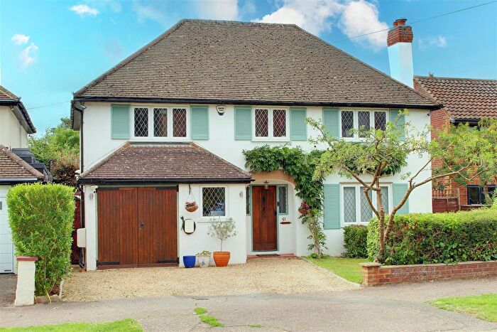 4 Bedroom Detached House For Sale In Bradmore Way, Brookmans Park, AL9