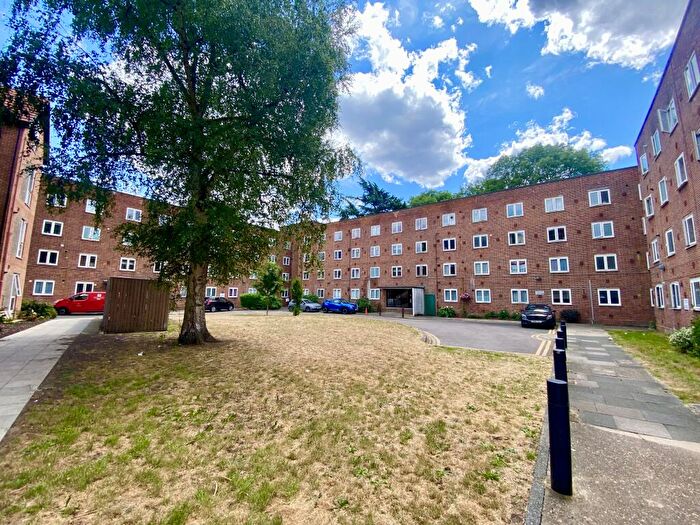 2 Bedroom Flat To Rent In Friern Court, Whetstone, N20