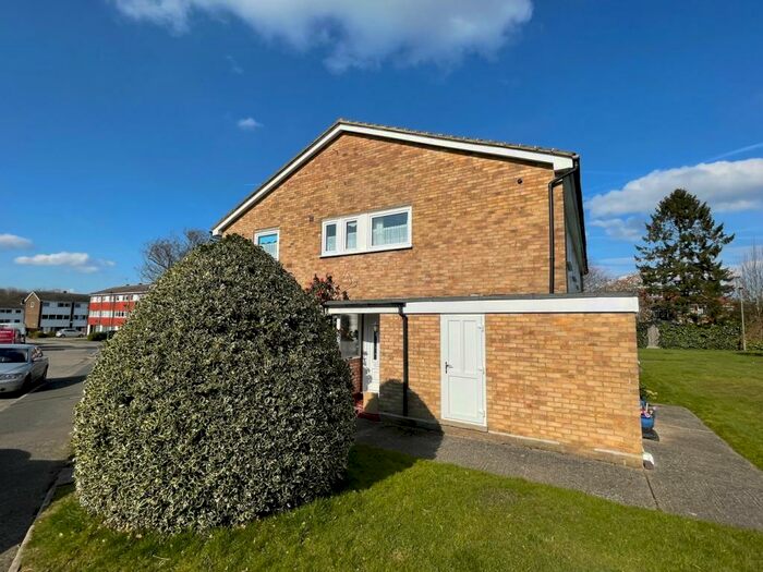 2 Bedroom Maisonette To Rent In Sparrow Drive, Orpington, BR5