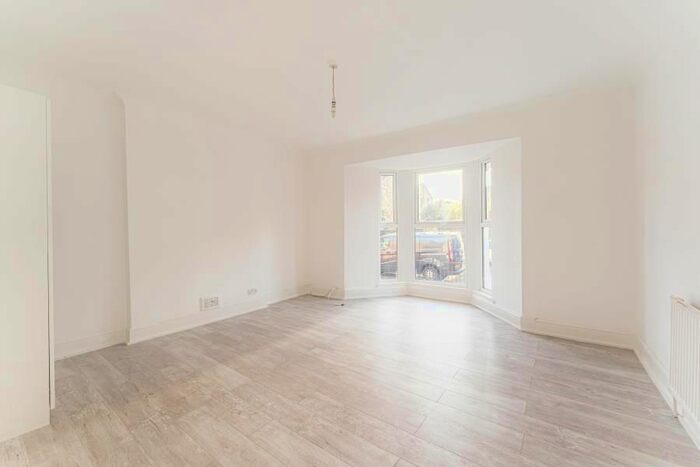 3 Bedroom Flat To Rent In Heyworth Road, Hackney, E5