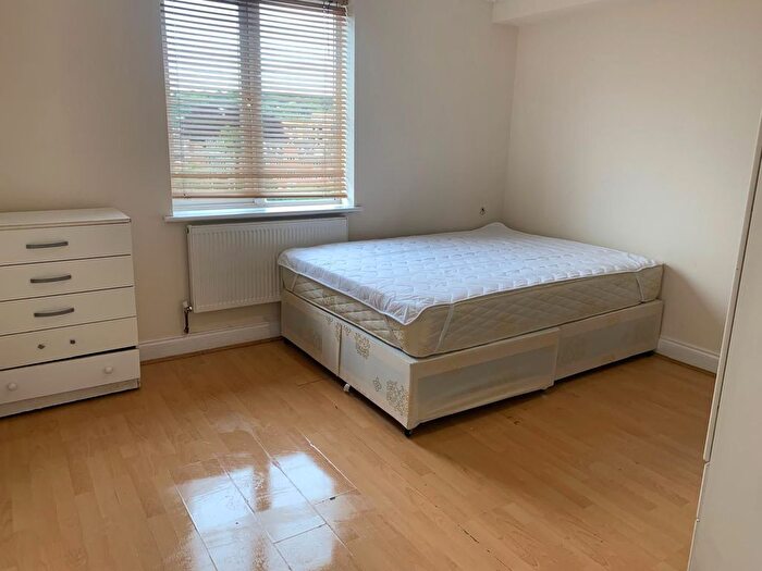 3 Bedroom Flat To Rent In Mill Gardens, - Mill Street, Luton, LU1