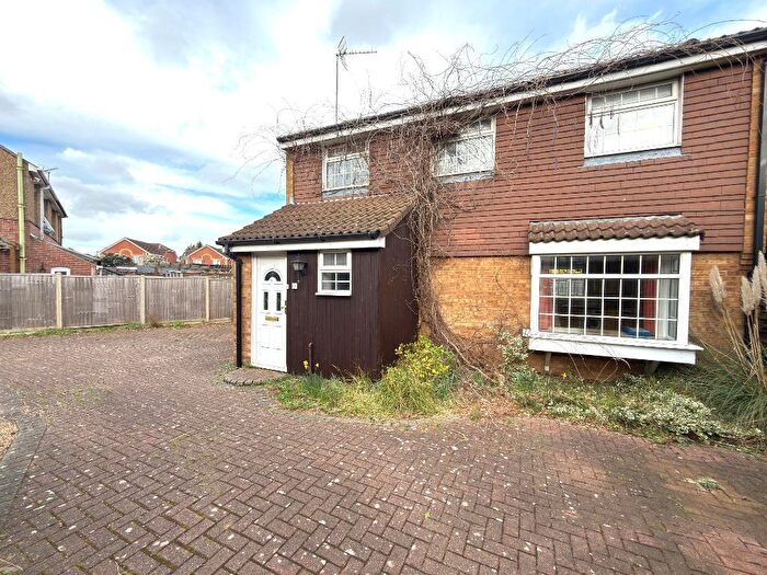 3 Bedroom Detached House For Sale In Grange Avenue, Leagrave, Luton, Bedfordshire, LU4