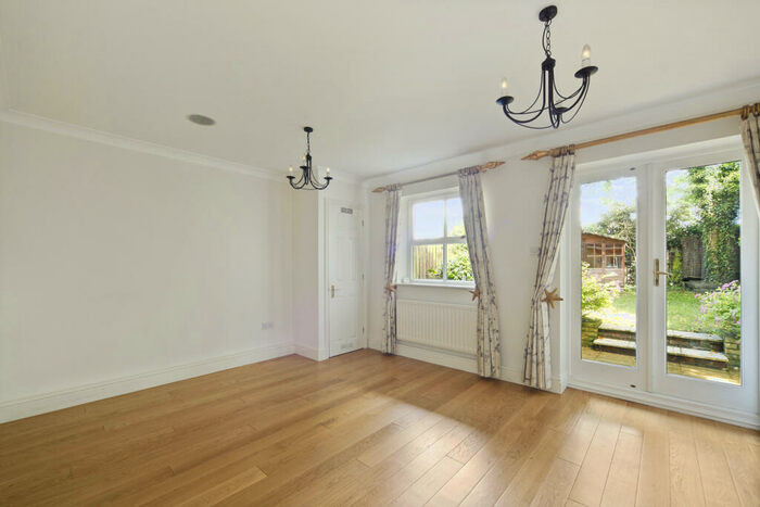 4 Bedroom Town House To Rent In Sandown Gate, Esher, KT10