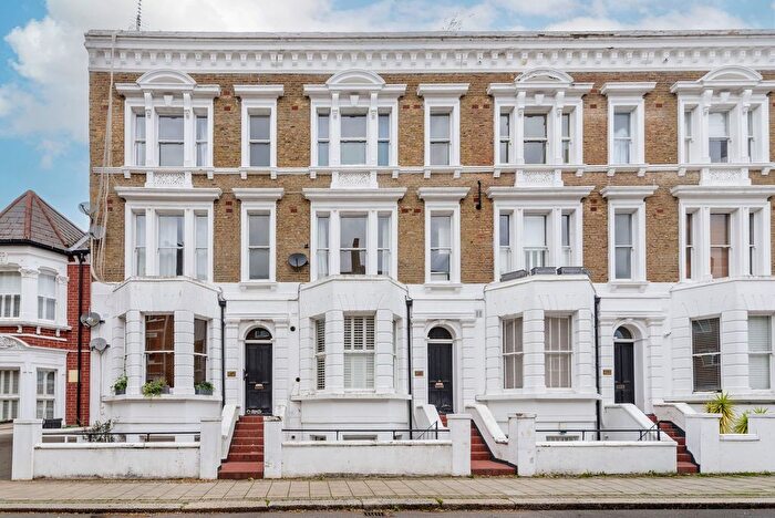 Studio To Rent In Lakeside Road, Brook Green, W14