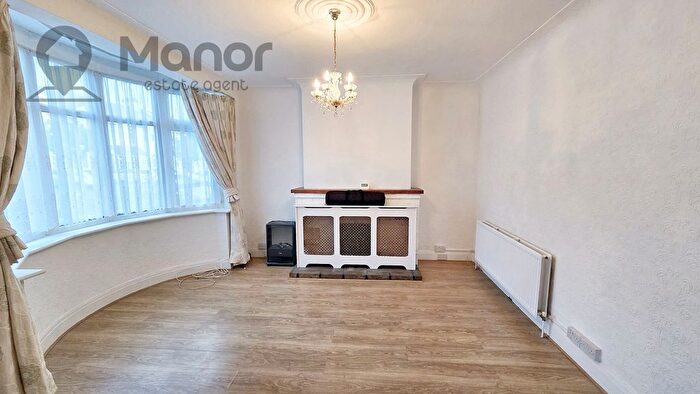 3 Bedroom Terraced House To Rent In Bergholt Avenue, Redbridge, IG4