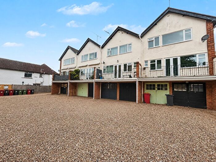 3 Bedroom Flat To Rent In Yew Tree Road, Slough, SL1