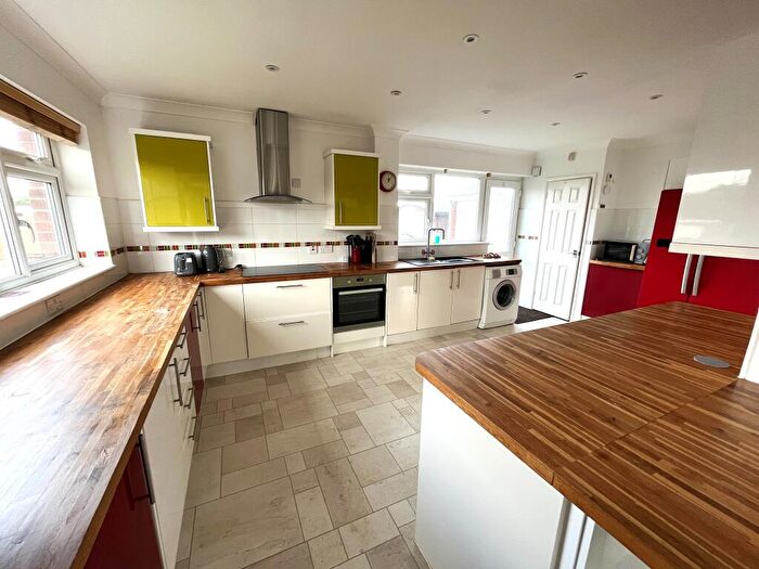 4 Bedroom Detached House To Rent In Southwood Road, Hayling Island, PO11